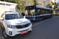 بالصور: الشرطة تعالج جسماً مشبوهاً داخل احدى الحافلات وسط مدينة يافا 